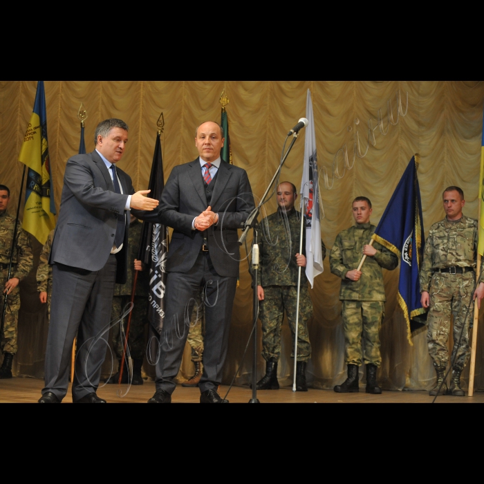 Голова Верховної Ради України Андрій Парубій, президент України Петро Порошенко взяли участь в урочистостях з нагоди 2-ї річниці з дня створення батальйонів патрульної служби МВС особливого призначення.
Арсен Аваков та Голова Верховної Ради України Андрій Парубій