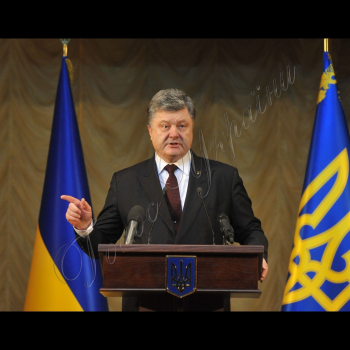 Голова Верховної Ради України Андрій Парубій, президент України Петро Порошенко взяли участь в урочистостях з нагоди 2-ї річниці з дня створення батальйонів патрульної служби МВС особливого призначення.
Президент України Петро Порошенко