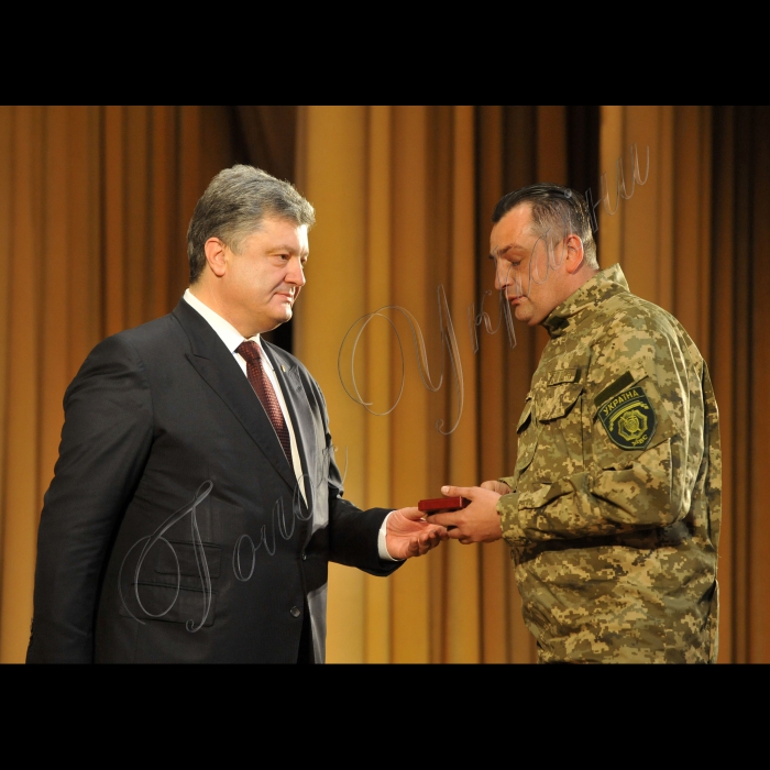 Голова Верховної Ради України Андрій Парубій, президент України Петро Порошенко взяли участь в урочистостях з нагоди 2-ї річниці з дня створення батальйонів патрульної служби МВС особливого призначення.
Орденом «За мужність» нагороджено майора поліції Леоніда Пантикіна