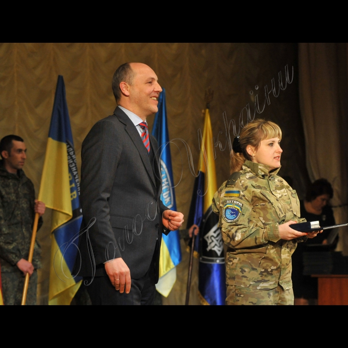 Голова Верховної Ради України Андрій Парубій, президент України Петро Порошенко взяли участь в урочистостях з нагоди 2-ї річниці з дня створення батальйонів патрульної служби МВС особливого призначення.
Грамотою ВР нагороджено підполковника поліції Віоріку Шітікову