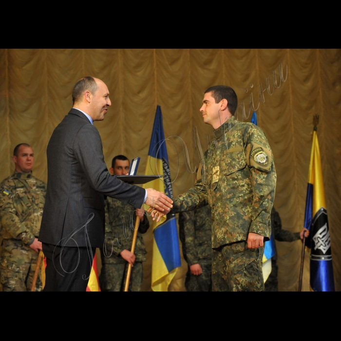 Голова Верховної Ради України Андрій Парубій, президент України Петро Порошенко взяли участь в урочистостях з нагоди 2-ї річниці з дня створення батальйонів патрульної служби МВС особливого призначення.
Грамотою ВР нагороджено старшого лейтенанта поліції Андрія Чебоненко