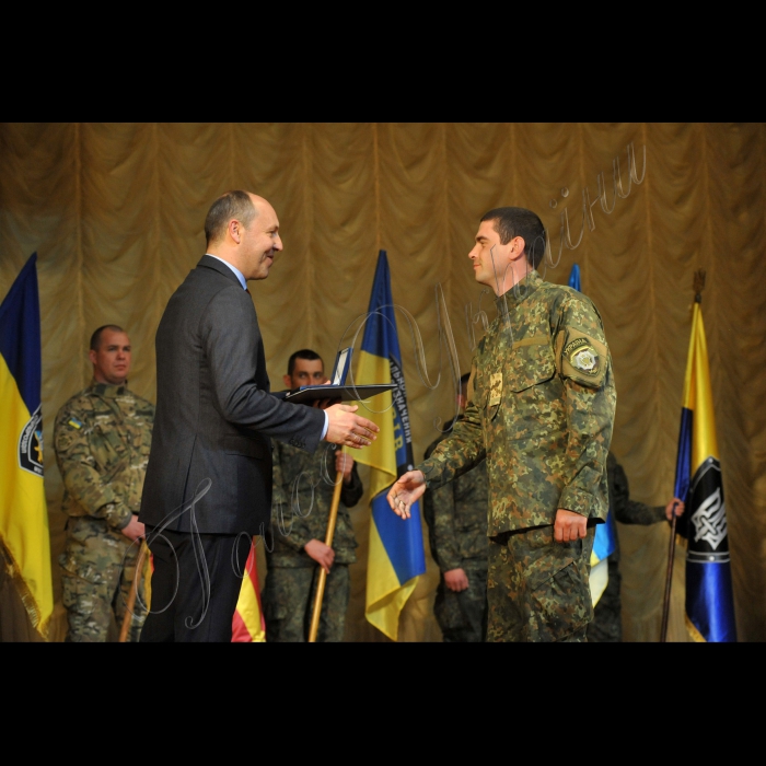 Голова Верховної Ради України Андрій Парубій, президент України Петро Порошенко взяли участь в урочистостях з нагоди 2-ї річниці з дня створення батальйонів патрульної служби МВС особливого призначення.
Грамотою ВР нагороджено старшого лейтенанта поліції Андрія Чебоненко
