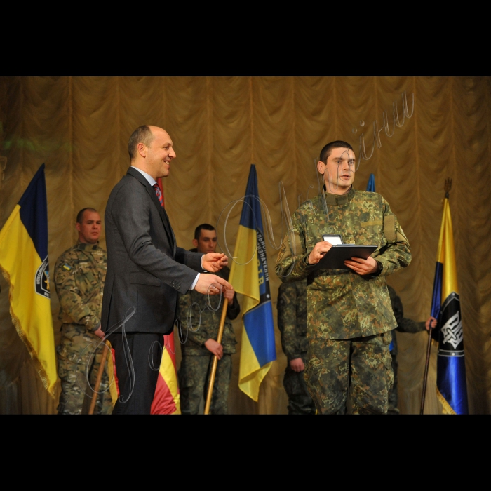 Голова Верховної Ради України Андрій Парубій, президент України Петро Порошенко взяли участь в урочистостях з нагоди 2-ї річниці з дня створення батальйонів патрульної служби МВС особливого призначення.
Грамотою ВР нагороджено старшого лейтенанта поліції Андрія Чебоненко