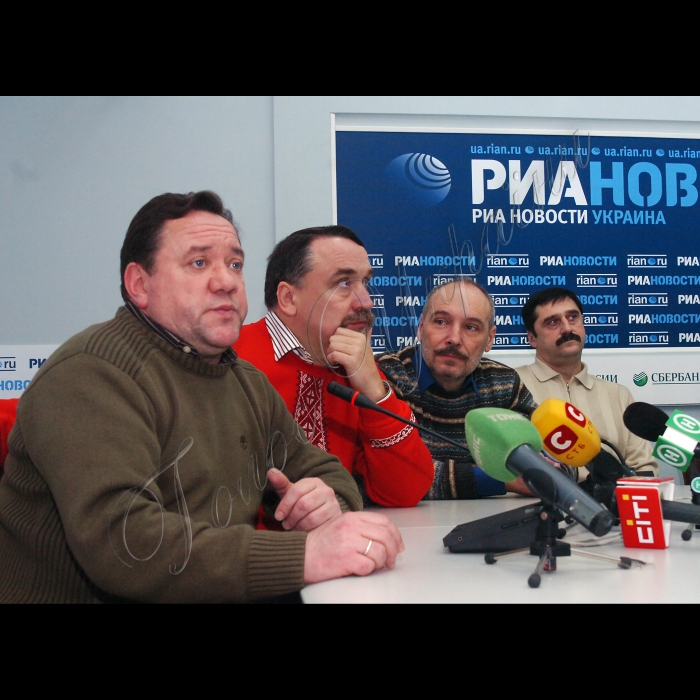 У представництві РІА “Новости” відбувся брифінг, під час вручення листа представників творчої  інтелігенції, адресованого Президентові України, з вимогами зупинити знищення історичного і культурного  обличчя Києва. В брифінгу взяли участь письменники, художники, актори.
Актор Богдан Бенюк, письменники Віталій Капранов, Тимур Ібрагімов, Сергій Пономаренко.