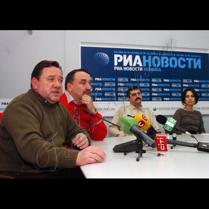 У представництві РІА “Новости” відбувся брифінг, під час вручення листа представників творчої  інтелігенції, адресованого Президентові України, з вимогами зупинити знищення історичного і культурного  обличчя Києва. В брифінгу взяли участь письменники, художники, актори.
Актор Богдан Бенюк, письменники Віталій Капранов, Тимур Ібрагімов, Сергій Пономаренко, співачка Каша Сальцова.