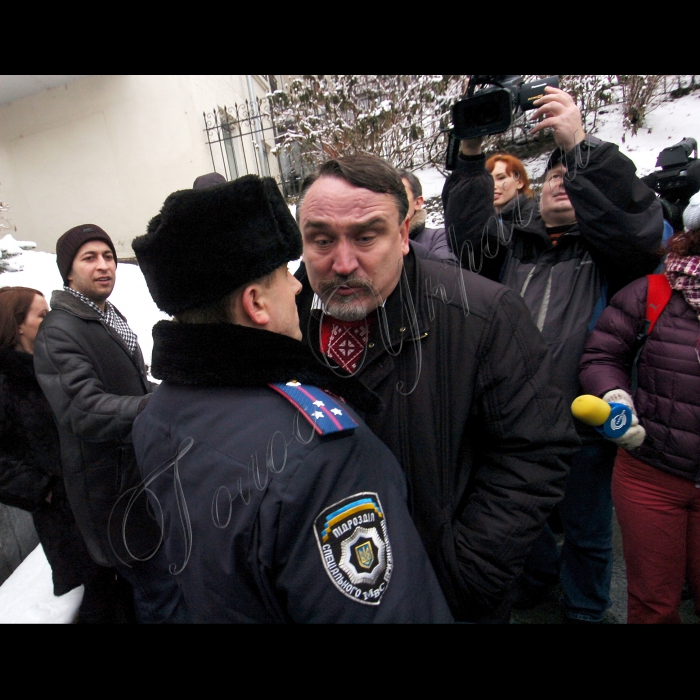 У представництві РІА “Новости” відбувся брифінг, під час вручення листа представників творчої  інтелігенції, адресованого Президентові України, з вимогами зупинити знищення історичного і культурного  обличчя Києва. В брифінгу взяли участь письменники, художники, актори.