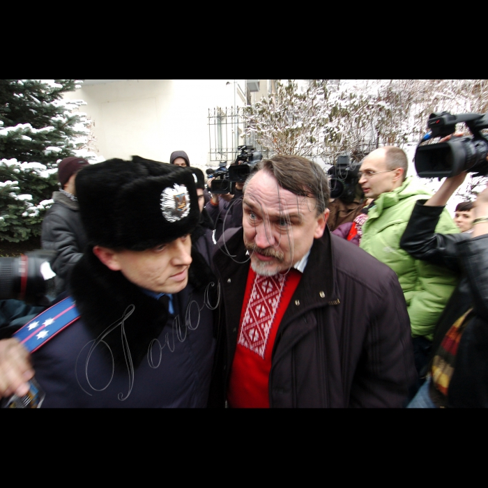 У представництві РІА “Новости” відбувся брифінг, під час вручення листа представників творчої  інтелігенції, адресованого Президентові України, з вимогами зупинити знищення історичного і культурного  обличчя Києва. В брифінгу взяли участь письменники, художники, актори.