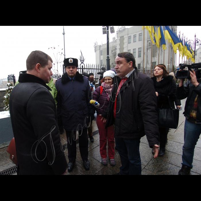 У представництві РІА “Новости” відбувся брифінг, під час вручення листа представників творчої  інтелігенції, адресованого Президентові України, з вимогами зупинити знищення історичного і культурного  обличчя Києва. В брифінгу взяли участь письменники, художники, актори.