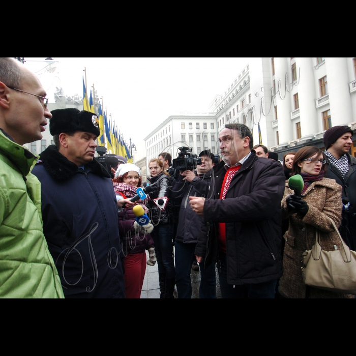 У представництві РІА “Новости” відбувся брифінг, під час вручення листа представників творчої  інтелігенції, адресованого Президентові України, з вимогами зупинити знищення історичного і культурного  обличчя Києва. В брифінгу взяли участь письменники, художники, актори.