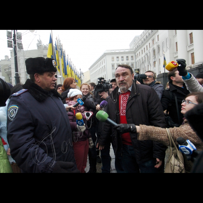 У представництві РІА “Новости” відбувся брифінг, під час вручення листа представників творчої  інтелігенції, адресованого Президентові України, з вимогами зупинити знищення історичного і культурного  обличчя Києва. В брифінгу взяли участь письменники, художники, актори.
