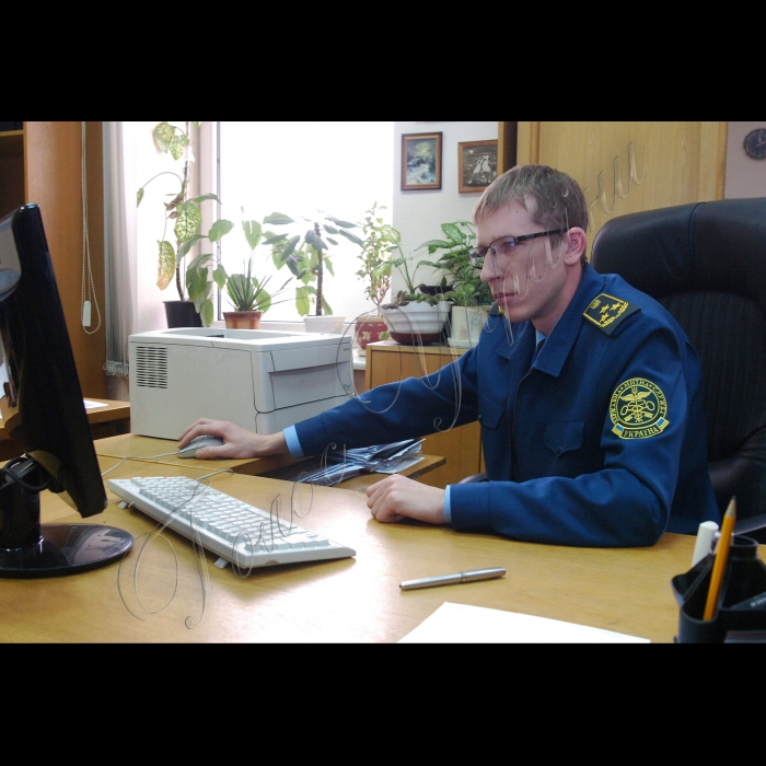 У Державній митній службі України відбулося внутрішнє комп’ютерне тестування всіх без виключення 18 тисяч посадових осіб, мета якого – перевірити рівень знань за всіма напрямами митної справи.
Начальник відділу застосування митних режимів департаменту декларування та митних режимів Олександр Москаленко.