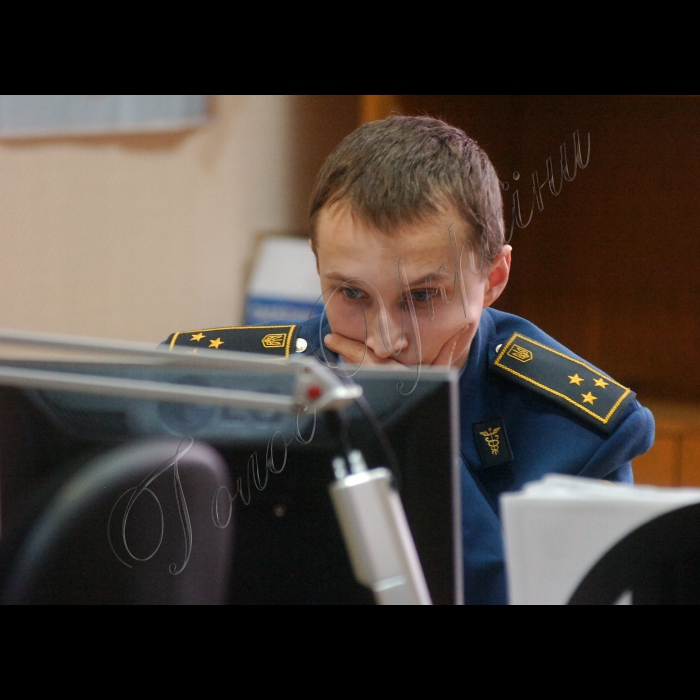 У Державній митній службі України відбулося внутрішнє комп’ютерне тестування всіх без виключення 18 тисяч посадових осіб, мета якого – перевірити рівень знань за всіма напрямами митної справи.
Головний інспектор Віталій Валінський.