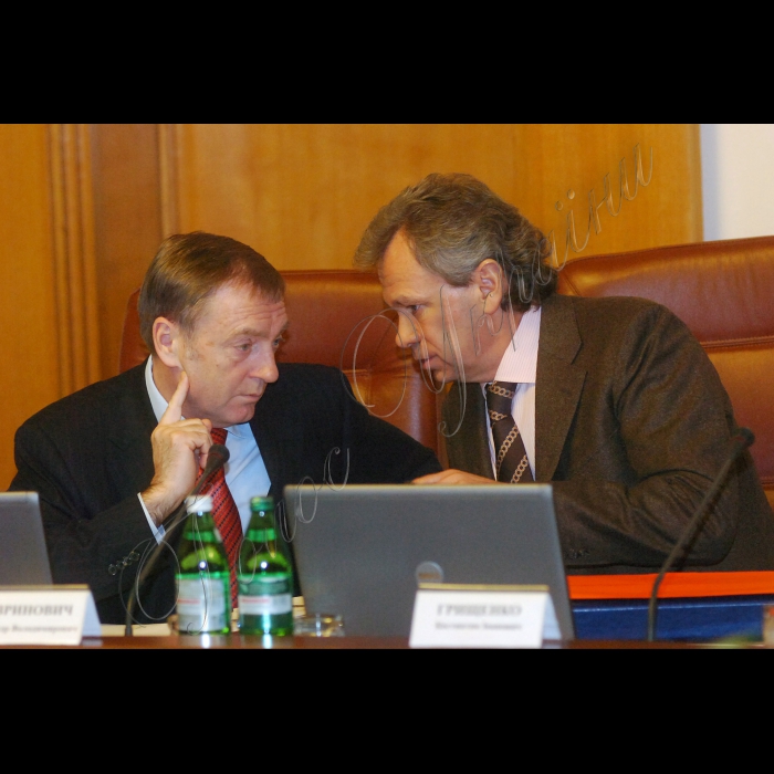 Ринок нафтопродуктів буде стабілізовано шляхом збільшення переробки нафти до 14 мільйонів тонн поточного року. Про це заявив Прем'єр-міністр України Микола Азаров під час засідання Кабінету Міністрів України.