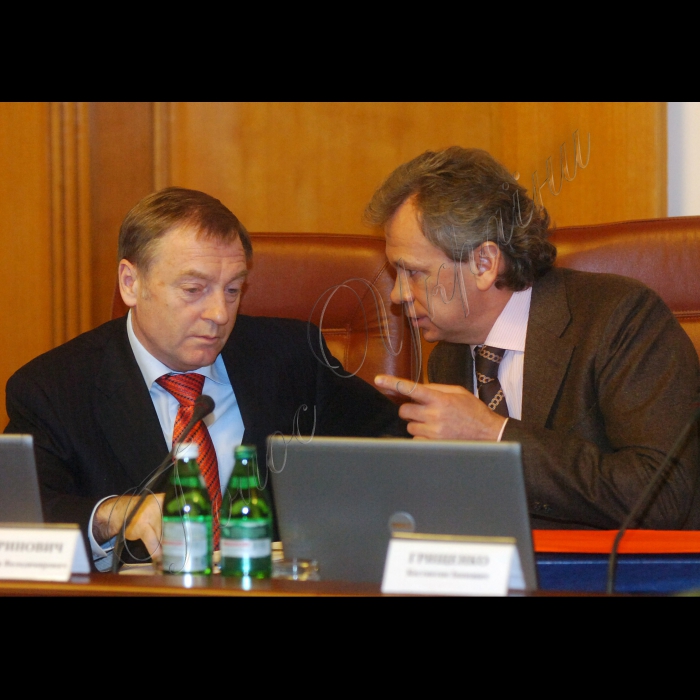 Ринок нафтопродуктів буде стабілізовано шляхом збільшення переробки нафти до 14 мільйонів тонн поточного року. Про це заявив Прем'єр-міністр України Микола Азаров під час засідання Кабінету Міністрів України.