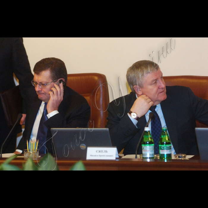 Ринок нафтопродуктів буде стабілізовано шляхом збільшення переробки нафти до 14 мільйонів тонн поточного року. Про це заявив Прем'єр-міністр України Микола Азаров під час засідання Кабінету Міністрів України.