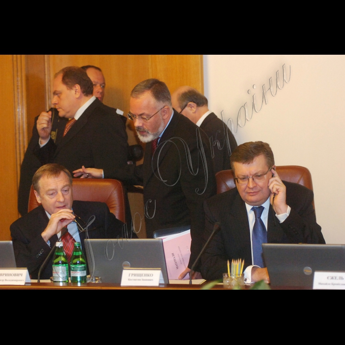 Ринок нафтопродуктів буде стабілізовано шляхом збільшення переробки нафти до 14 мільйонів тонн поточного року. Про це заявив Прем'єр-міністр України Микола Азаров під час засідання Кабінету Міністрів України.