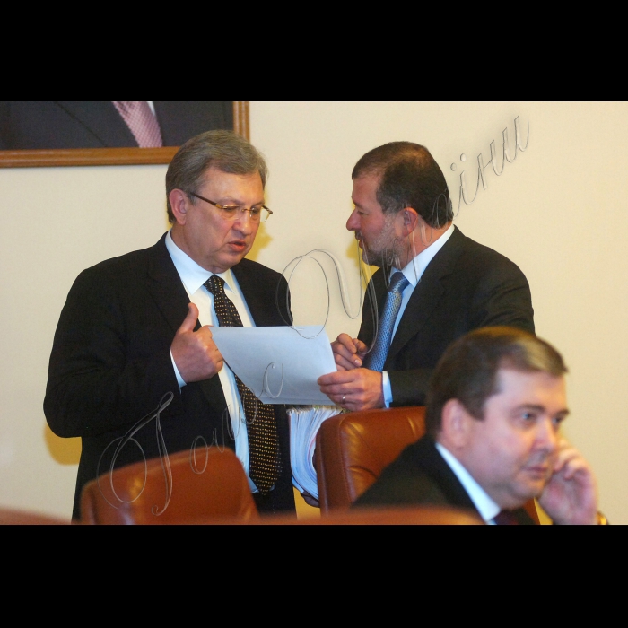 Ринок нафтопродуктів буде стабілізовано шляхом збільшення переробки нафти до 14 мільйонів тонн поточного року. Про це заявив Прем'єр-міністр України Микола Азаров під час засідання Кабінету Міністрів України.