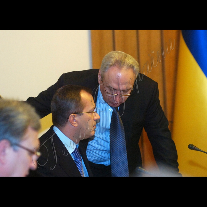 Ринок нафтопродуктів буде стабілізовано шляхом збільшення переробки нафти до 14 мільйонів тонн поточного року. Про це заявив Прем'єр-міністр України Микола Азаров під час засідання Кабінету Міністрів України.