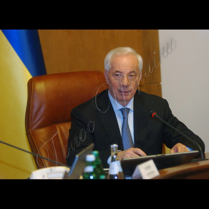 Ринок нафтопродуктів буде стабілізовано шляхом збільшення переробки нафти до 14 мільйонів тонн поточного року. Про це заявив Прем'єр-міністр України Микола Азаров під час засідання Кабінету Міністрів України.