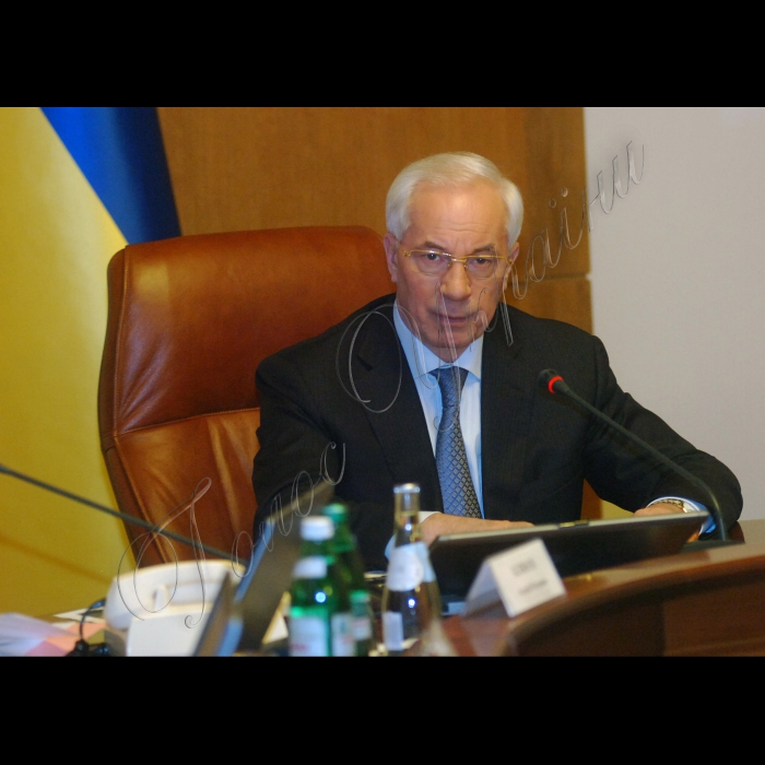 Ринок нафтопродуктів буде стабілізовано шляхом збільшення переробки нафти до 14 мільйонів тонн поточного року. Про це заявив Прем'єр-міністр України Микола Азаров під час засідання Кабінету Міністрів України.