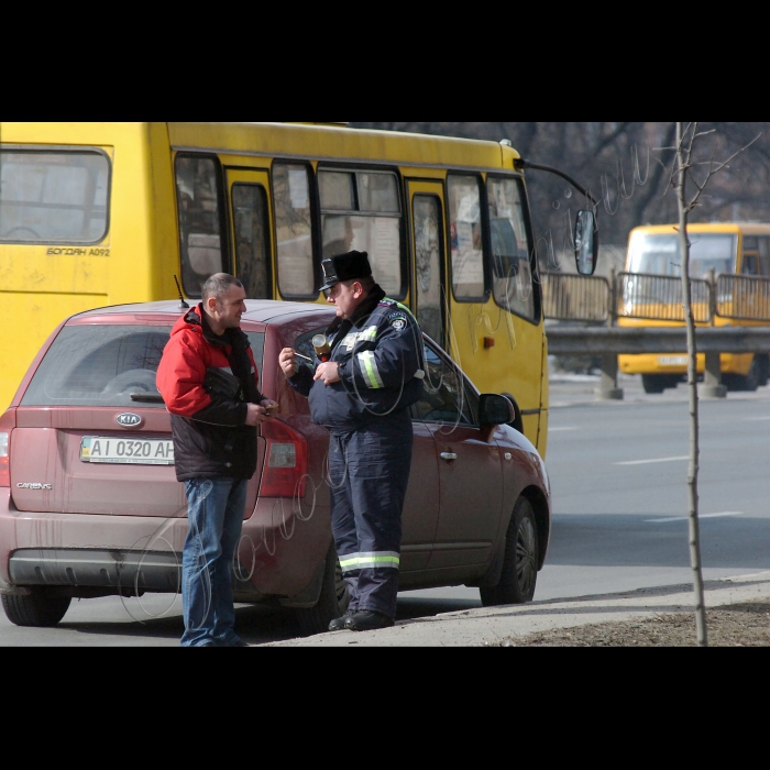 Київ.
Дорожчає бензин.