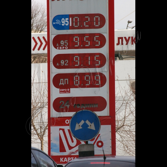 Київ.
Дорожчає бензин.