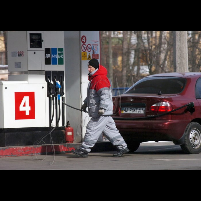 Київ.
Дорожчає бензин.