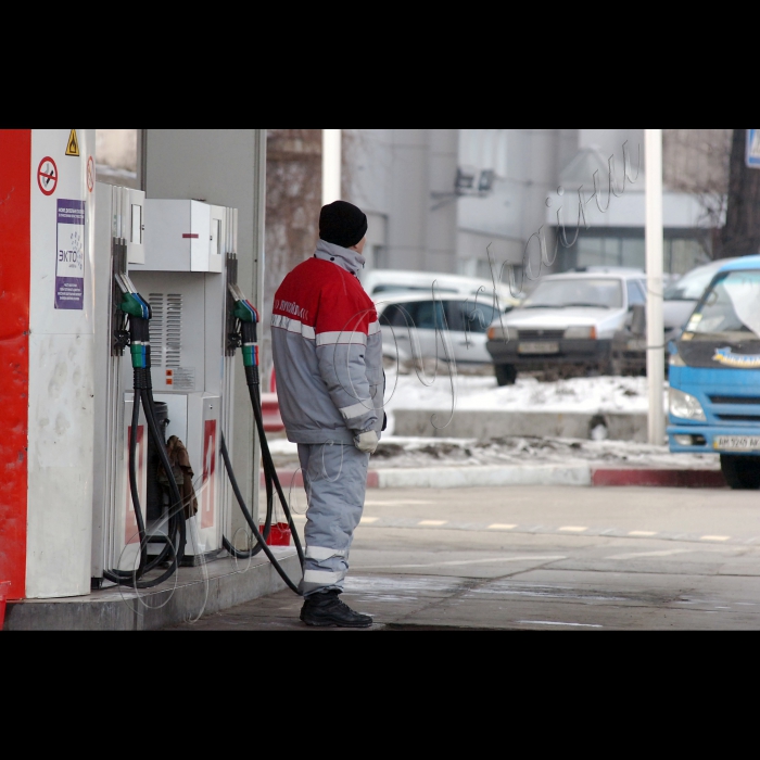 Київ.
Дорожчає бензин.