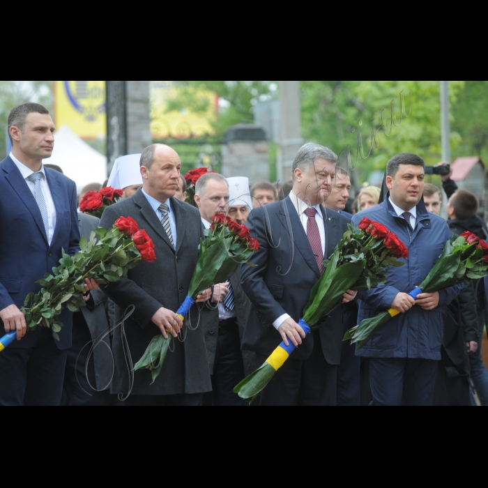 Президент Петро Порошенко, Голова Верховної Ради Андрій Парубій, Прем'єр-міністр Володимир Гройсман вшанували пам'ять ліквідаторів та жертв катастрофи у день 30 роковин аварії на Чорнобильській атомній електростанції.
Очільники держави поклали квіти до меморіального кургану 
