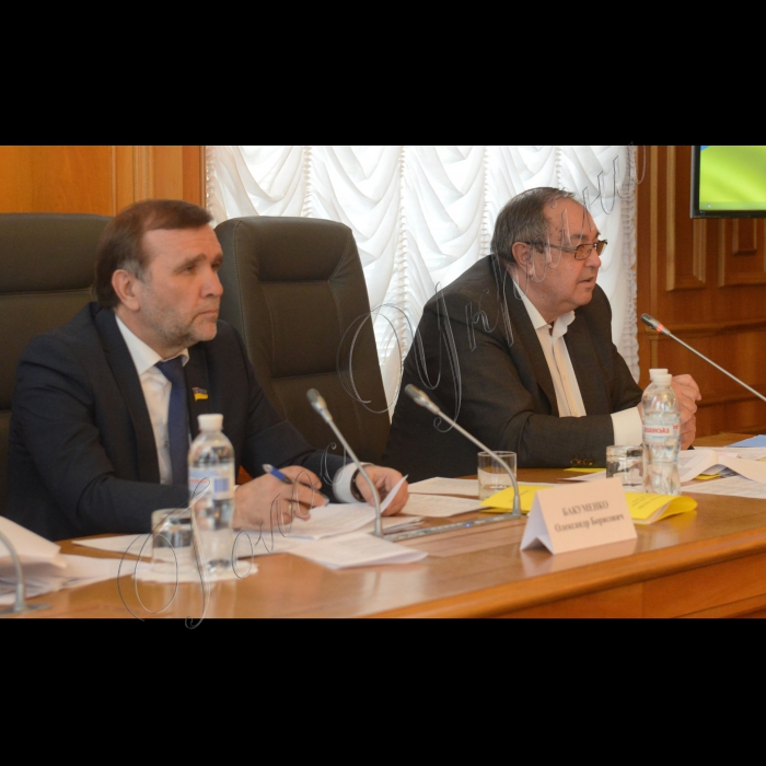 Засідання Комітету з питань аграрної політики та земельних відносин, на якому зокрема розглядався проект Закону України «Про внесення змін до деяких законодавчих актів України щодо розвитку земельних орендних відносин та підвищення ефективності використання сільськогосподарських угідь державної та комунальної власності».
Заступники голови комітету Олександр Бакуменко та Григорій Заболотний 