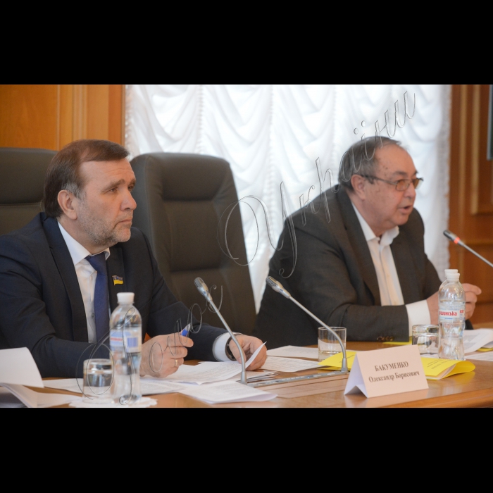 Засідання Комітету з питань аграрної політики та земельних відносин, на якому зокрема розглядався проект Закону України «Про внесення змін до деяких законодавчих актів України щодо розвитку земельних орендних відносин та підвищення ефективності використання сільськогосподарських угідь державної та комунальної власності».
Заступники голови комітету Олександр Бакуменко та Григорій Заболотний 