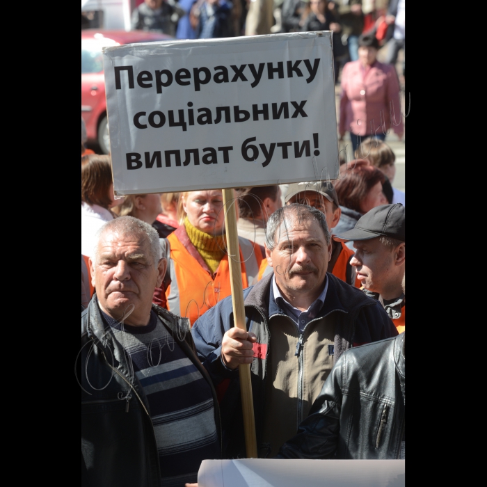 З нагоди Всесвітнього дня охорони праці та  Дня міжнародної солідарності трудящих Конфедерація вільних профспілок України (за участі структурних підрозділів, що входять до її складу, громадських рухів та студентських організацій) провела масштабну акцію.  