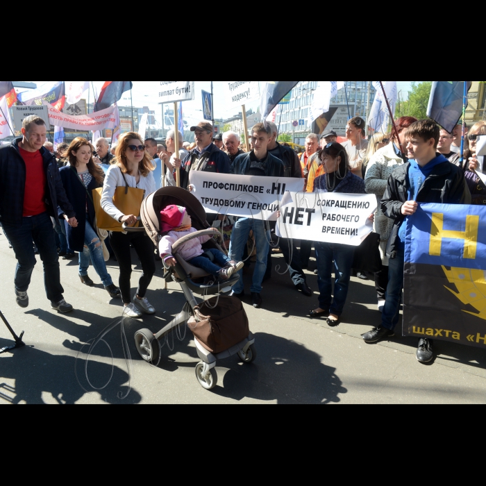 З нагоди Всесвітнього дня охорони праці та  Дня міжнародної солідарності трудящих Конфедерація вільних профспілок України (за участі структурних підрозділів, що входять до її складу, громадських рухів та студентських організацій) провела масштабну акцію.  