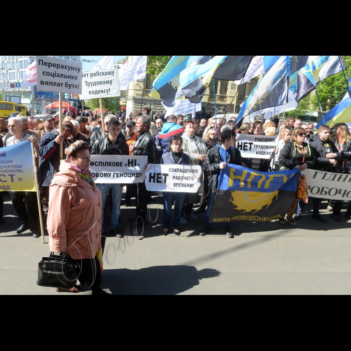 З нагоди Всесвітнього дня охорони праці та  Дня міжнародної солідарності трудящих Конфедерація вільних профспілок України (за участі структурних підрозділів, що входять до її складу, громадських рухів та студентських організацій) провела масштабну акцію.  