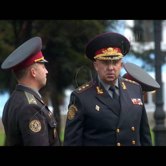 Відбулась церемонія офіційної зустрічі військової делегації ЄС на чолі з головою
Військового комітету Європейського Союзу генералом Хаканом Сиреном
з начальником Генерального штабу – Головнокомандувачем Збройних Сил України генерал-полковником Григорієм Педченком.
