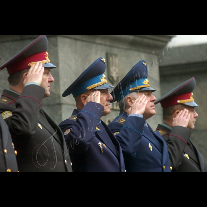 Відбулась церемонія офіційної зустрічі військової делегації ЄС на чолі з головою
Військового комітету Європейського Союзу генералом Хаканом Сиреном
з начальником Генерального штабу – Головнокомандувачем Збройних Сил України генерал-полковником Григорієм Педченком.