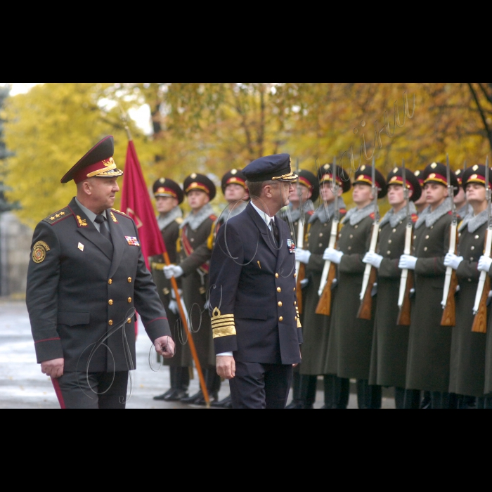 Відбулась церемонія офіційної зустрічі військової делегації ЄС на чолі з головою
Військового комітету Європейського Союзу генералом Хаканом Сиреном
з начальником Генерального штабу – Головнокомандувачем Збройних Сил України генерал-полковником Григорієм Педченком.