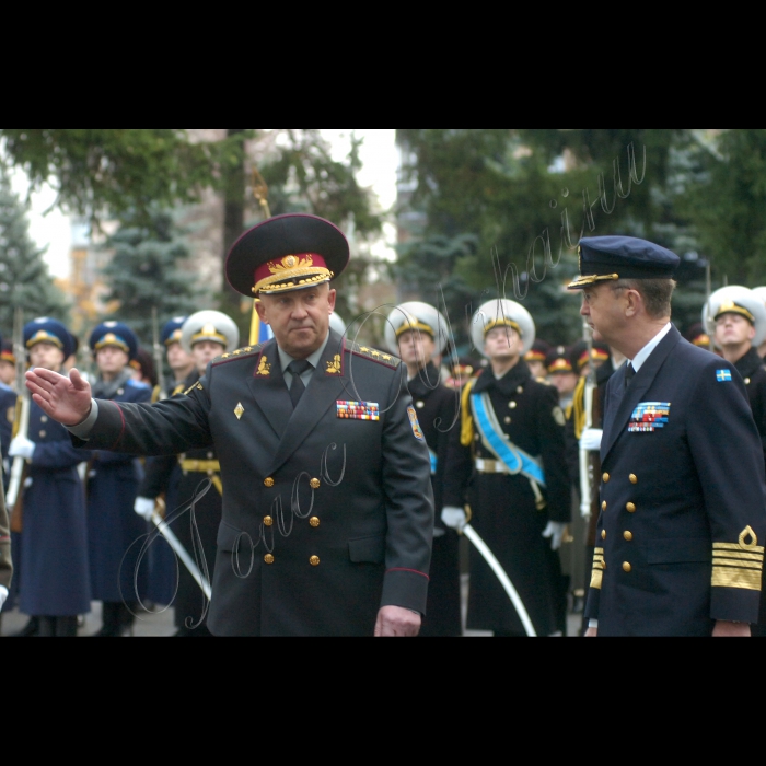 Відбулась церемонія офіційної зустрічі військової делегації ЄС на чолі з головою
Військового комітету Європейського Союзу генералом Хаканом Сиреном
з начальником Генерального штабу – Головнокомандувачем Збройних Сил України генерал-полковником Григорієм Педченком.