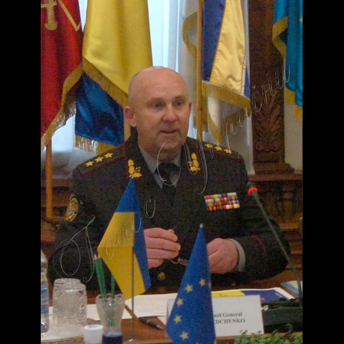 Відбулась церемонія офіційної зустрічі військової делегації ЄС на чолі з головою
Військового комітету Європейського Союзу генералом Хаканом Сиреном
з начальником Генерального штабу – Головнокомандувачем Збройних Сил України генерал-полковником Григорієм Педченком.
