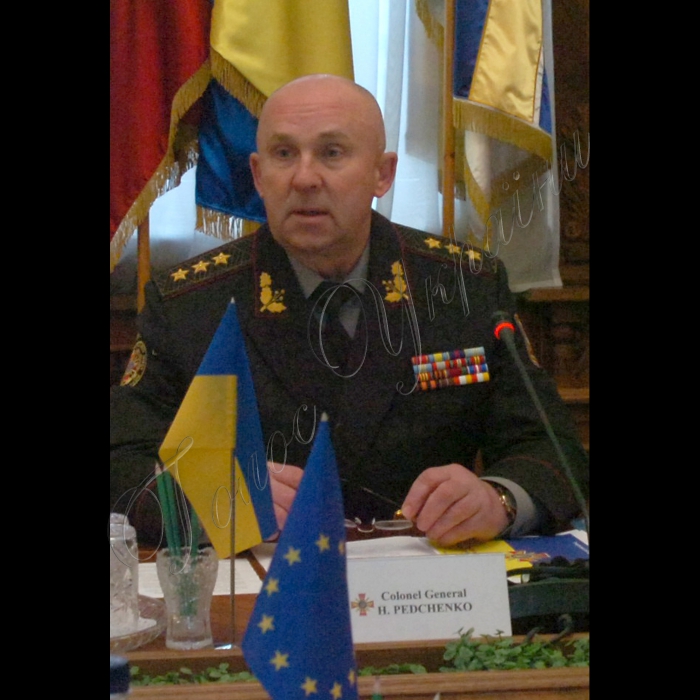 Відбулась церемонія офіційної зустрічі військової делегації ЄС на чолі з головою
Військового комітету Європейського Союзу генералом Хаканом Сиреном
з начальником Генерального штабу – Головнокомандувачем Збройних Сил України генерал-полковником Григорієм Педченком.
