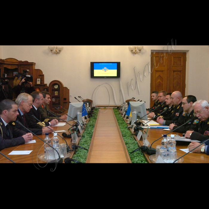 Відбулась церемонія офіційної зустрічі військової делегації ЄС на чолі з головою
Військового комітету Європейського Союзу генералом Хаканом Сиреном
з начальником Генерального штабу – Головнокомандувачем Збройних Сил України генерал-полковником Григорієм Педченком.