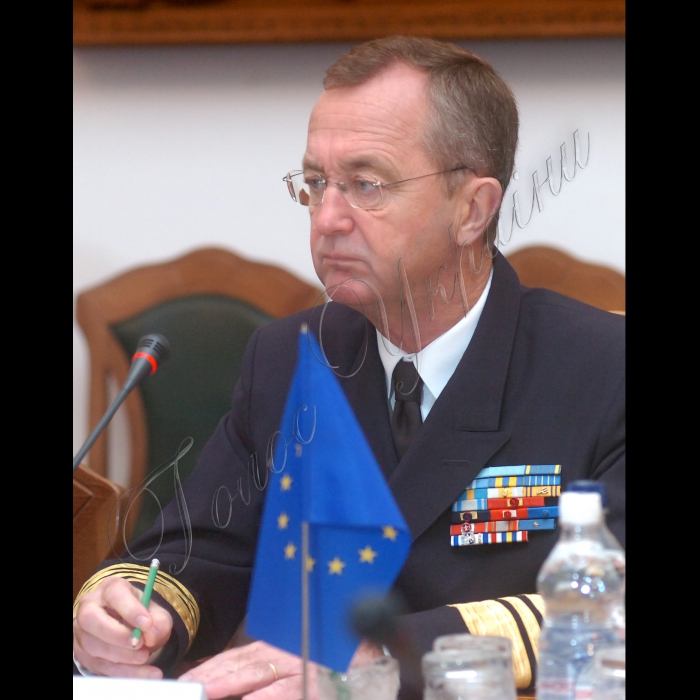 Відбулась церемонія офіційної зустрічі військової делегації ЄС на чолі з головою
Військового комітету Європейського Союзу генералом Хаканом Сиреном
з начальником Генерального штабу – Головнокомандувачем Збройних Сил України генерал-полковником Григорієм Педченком.