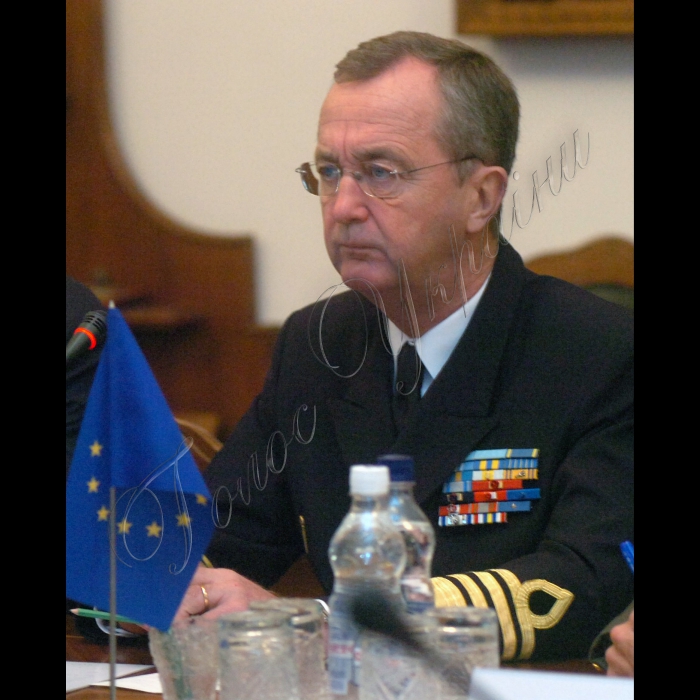 Відбулась церемонія офіційної зустрічі військової делегації ЄС на чолі з головою
Військового комітету Європейського Союзу генералом Хаканом Сиреном
з начальником Генерального штабу – Головнокомандувачем Збройних Сил України генерал-полковником Григорієм Педченком.