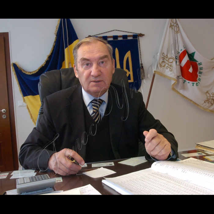 Броварський район Київської області, смт Калинівка.


ВАТ Комбінат «Тепличний» для вирощування овочів.
Голова правління ВАТ Володимир Чернишенко.
