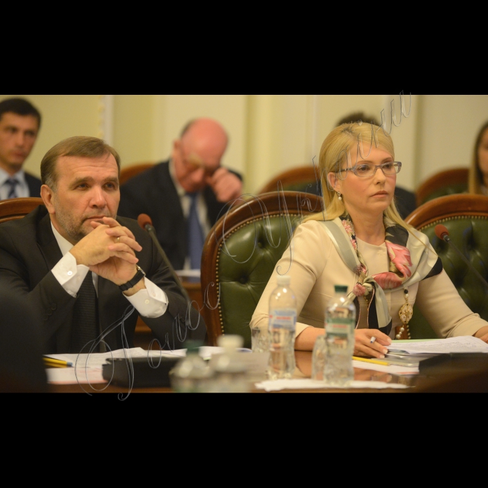 Погоджувальна рада у Верховній Раді України.
Олександр Бакуменко (БП) Юлія Тимошенко (Б)
