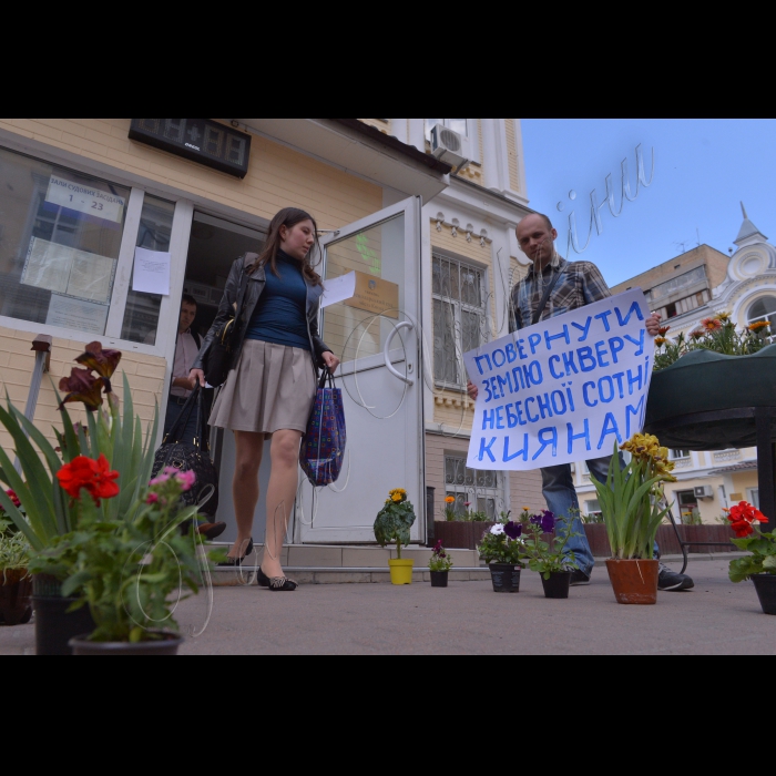 В Господарському суді міста Києва відбулося судове засідання щодо землі Скверу Небесної сотні.
Перед судом зібралися активні кияни і висловили свою активну позицію щодо подальшої долі історичного центру Києва. Вони вимагають захистити в суді особливо цінну ділянку і повернути Сквер Небесної сотні у власність міста.