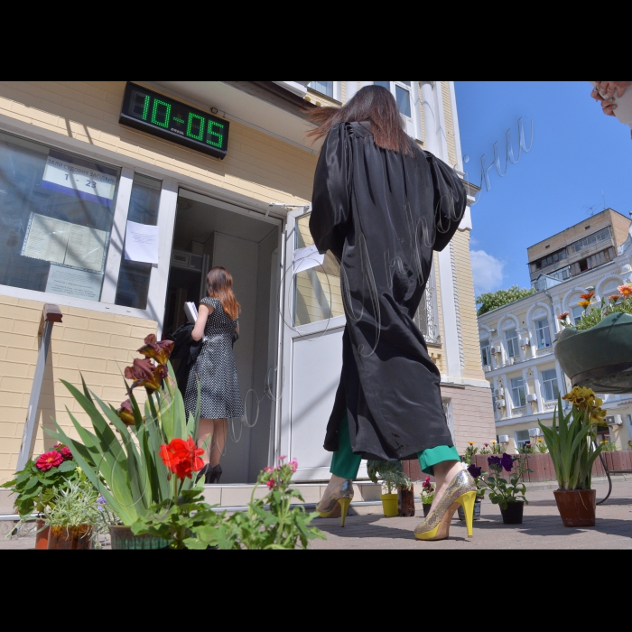 В Господарському суді міста Києва відбулося судове засідання щодо землі Скверу Небесної сотні.
Перед судом зібралися активні кияни і висловили свою активну позицію щодо подальшої долі історичного центру Києва. Вони вимагають захистити в суді особливо цінну ділянку і повернути Сквер Небесної сотні у власність міста.