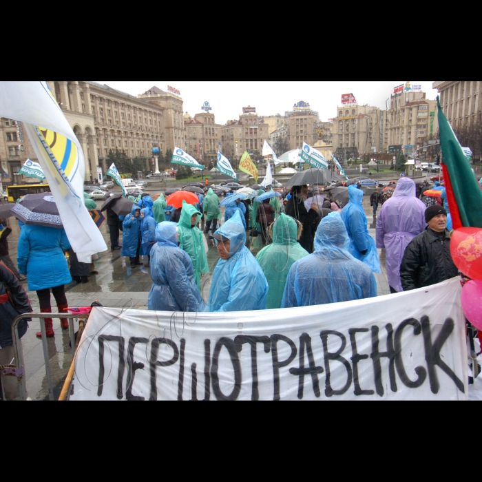 У Києві на Майдані Незалежності продовжується Всеукраїнський страйк-протест проти Податкового кодексу. 