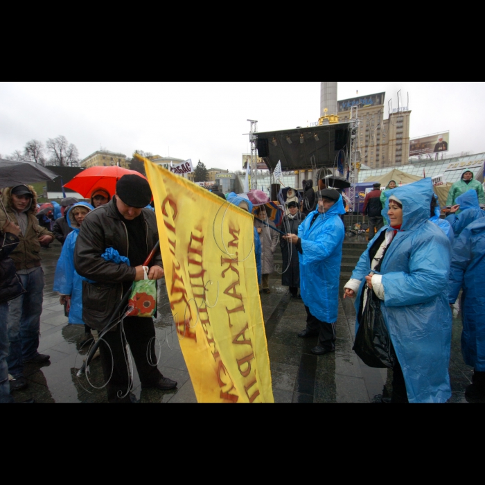 У Києві на Майдані Незалежності продовжується Всеукраїнський страйк-протест проти Податкового кодексу. 