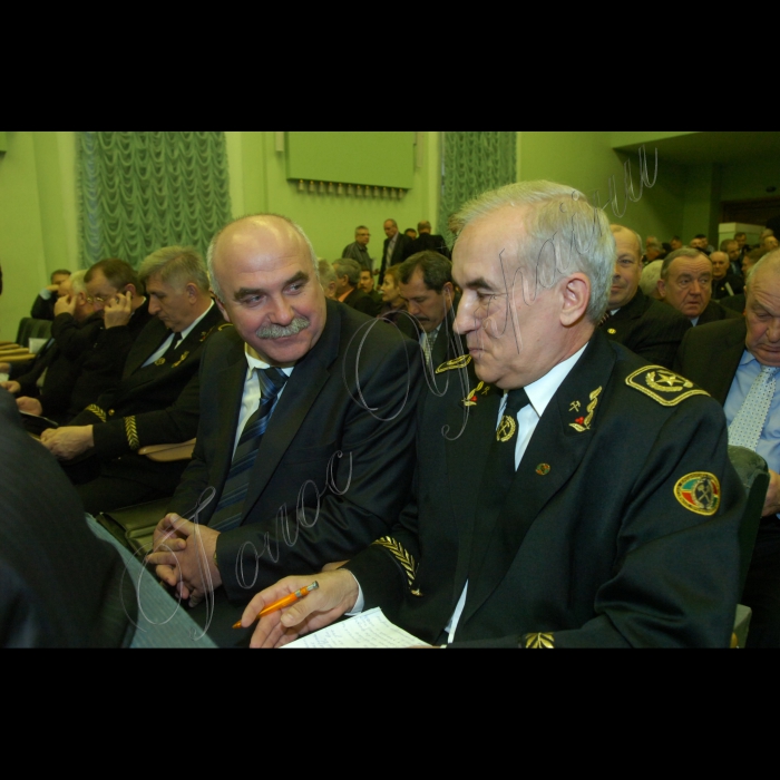 У великій залі Федерації профспілок України відбувся VI Пленум ЦК Профспілки працівників вугільної промисловості України з порядком денним: «Про шляхи вирішення соціально-економічних проблем галузі в умовах її реформування».
Праворуч: генеральний директор ДП «Добропіллявугілля» (Донецька область) Володимир Панібратченко, голова Теркому ДП «Добропіллявугілля» Петро Древаль.